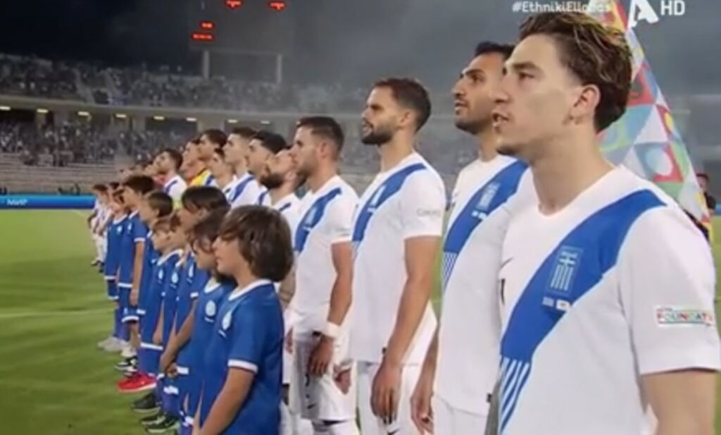 Ελλάδα – Κύπρος: Όλοι «σούζα» στον Εθνικό ύμνο! (vids)