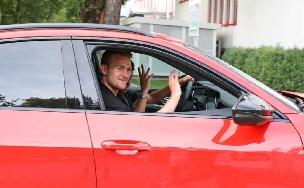 Ήδη στο Μόναχο ο Ντε Λιχτ με ένα… αθώο χαμογελάκι (vid)