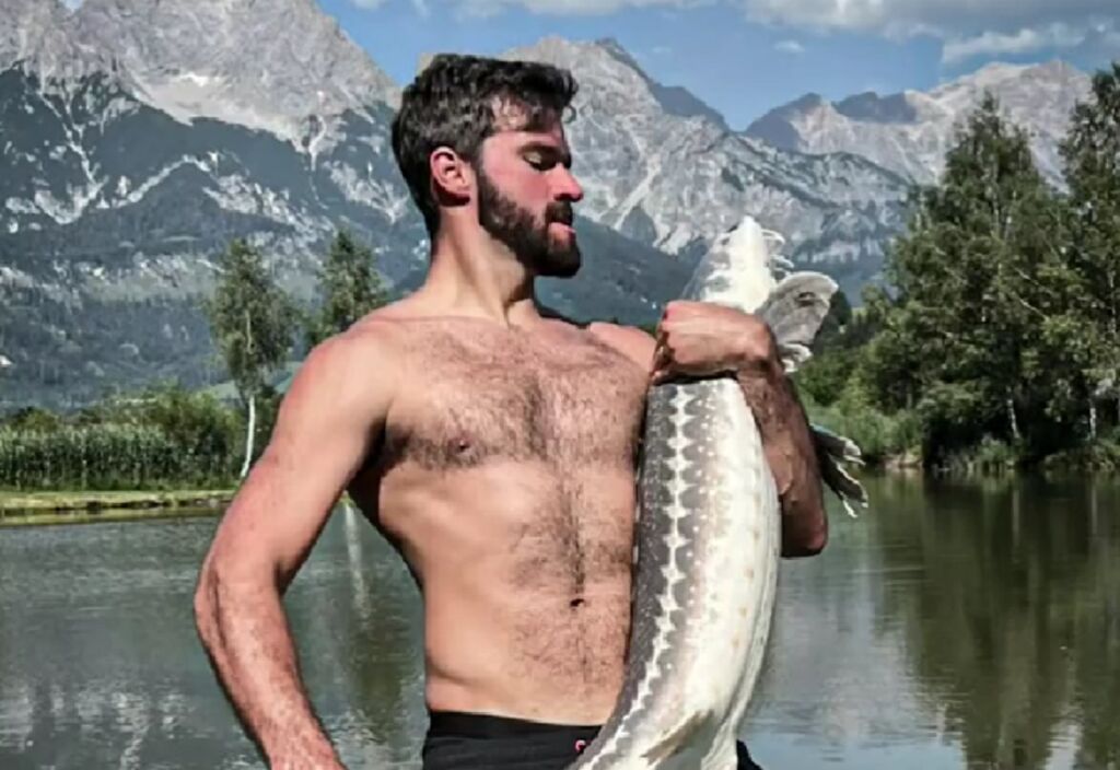 Μεγάλος ψαράς ο Άλισον – Έπιασε ένα… τέρας μαζί με τον Τσιμίκα! (vid)