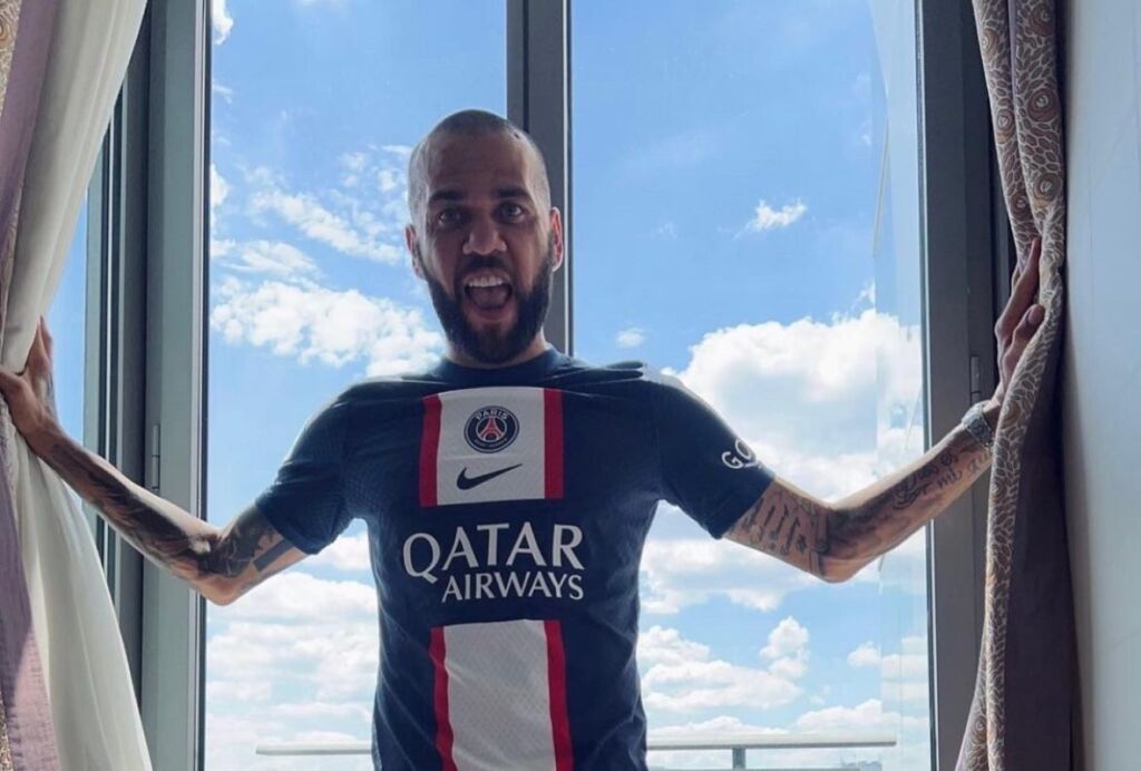 “Χαμός” με Ντάνι Άλβες – Φόρεσε την φανέλα της Παρί (pics)