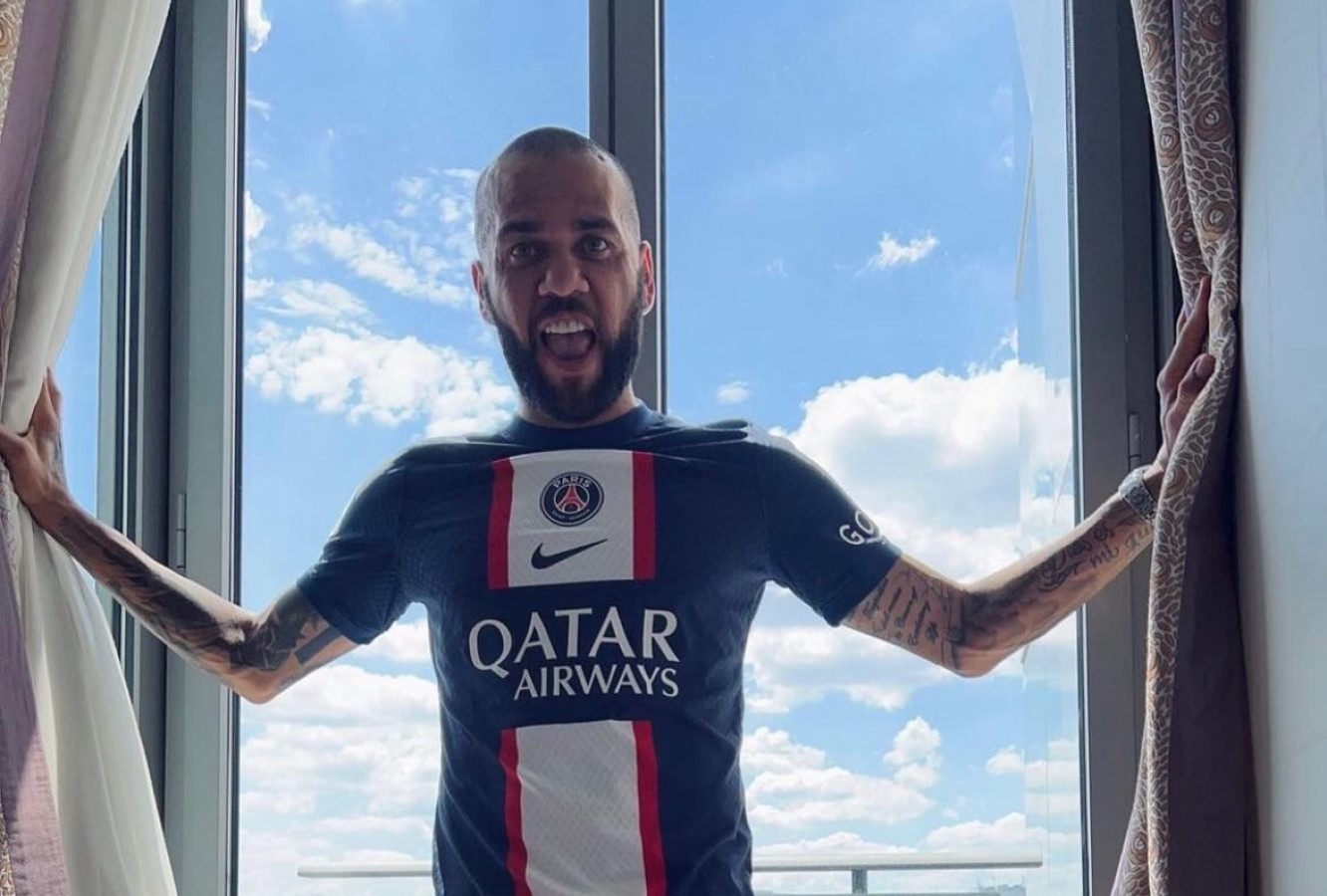 “Χαμός” με Ντάνι Άλβες – Φόρεσε την φανέλα της Παρί (pics)