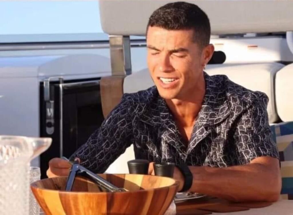 Ο τρελό-Κριστιάνο… δείχνει τα μπράτσα του και τραγουδάει όλο χαρά στις διακοπές (vid)