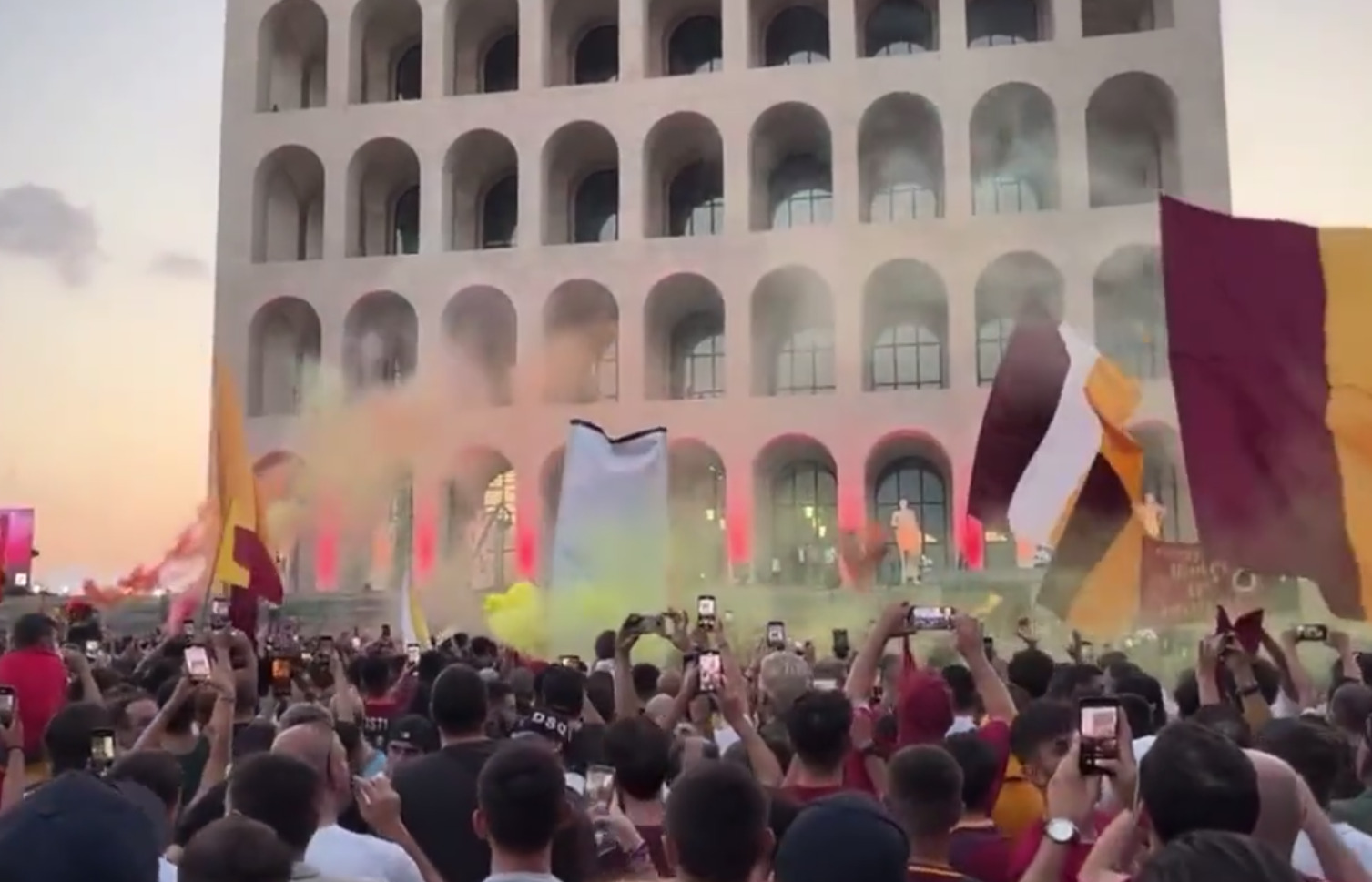 Τρέλα και παράνοια από τους τιφόζι της Ρόμα για τον Ντιμπάλα! (vid)