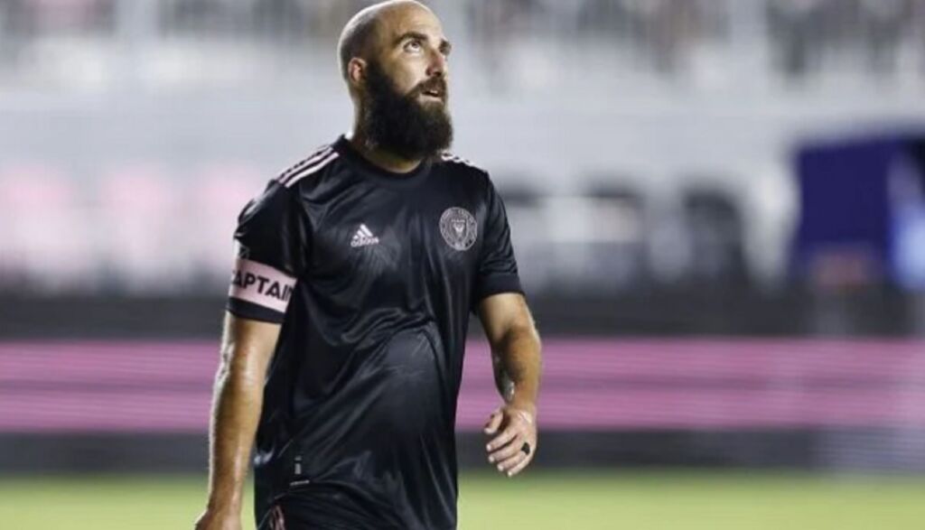 Ιγκουαΐν: «Πενήντα εκατομμύρια ευρώ για τον Λεβαντόφσκι;»