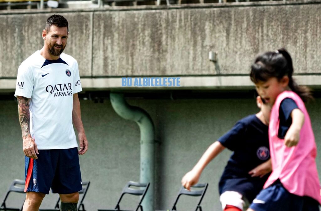 Μέσι: Μοίρασε ασίστ και χαμόγελα σε πιτσιρίκια στην Ιαπωνία (vids)