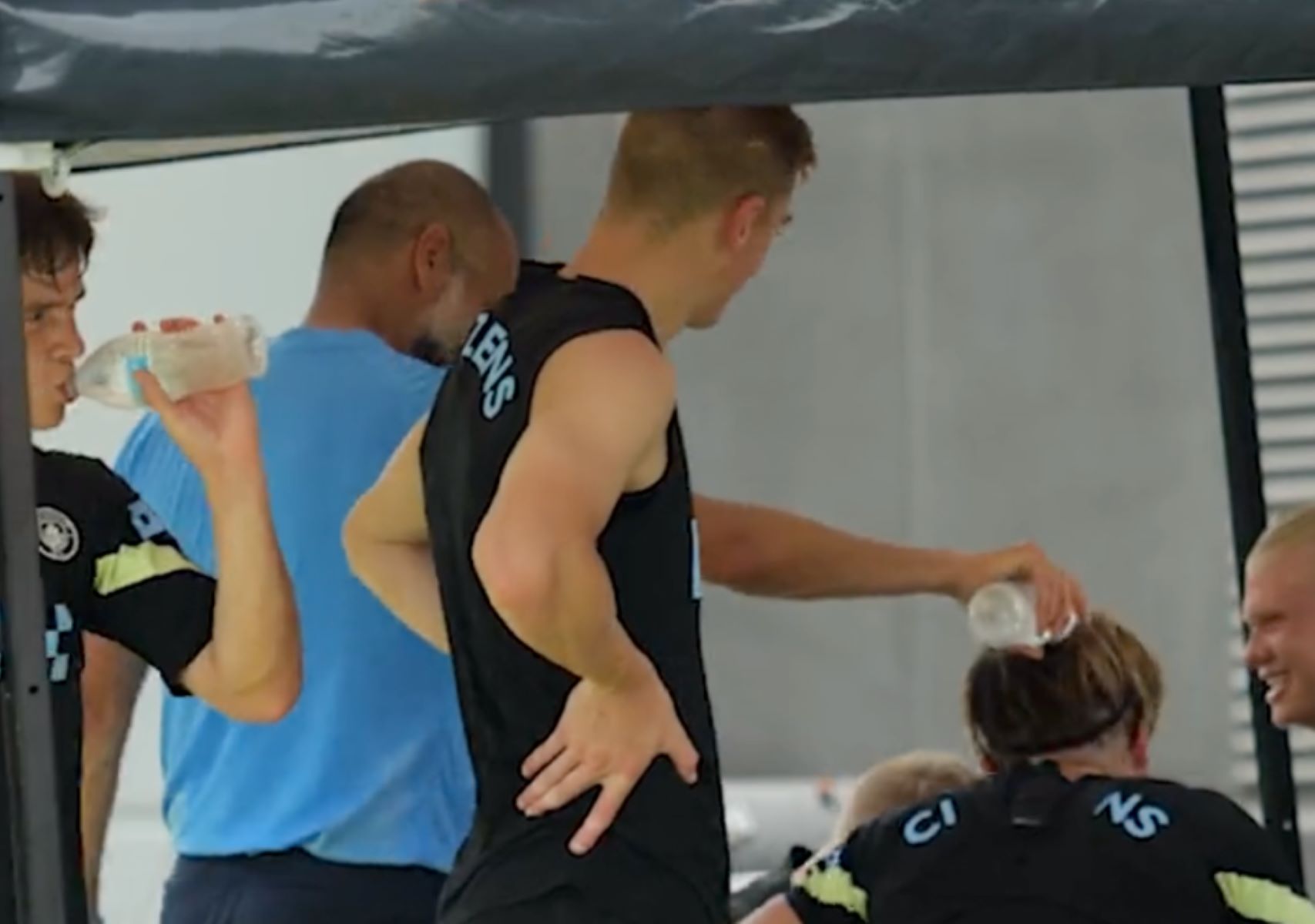 Το διασκεδάζουν στην Σίτι – Το μπουγέλο του Γκουαρντιόλα στον Γκρίλις (vid)