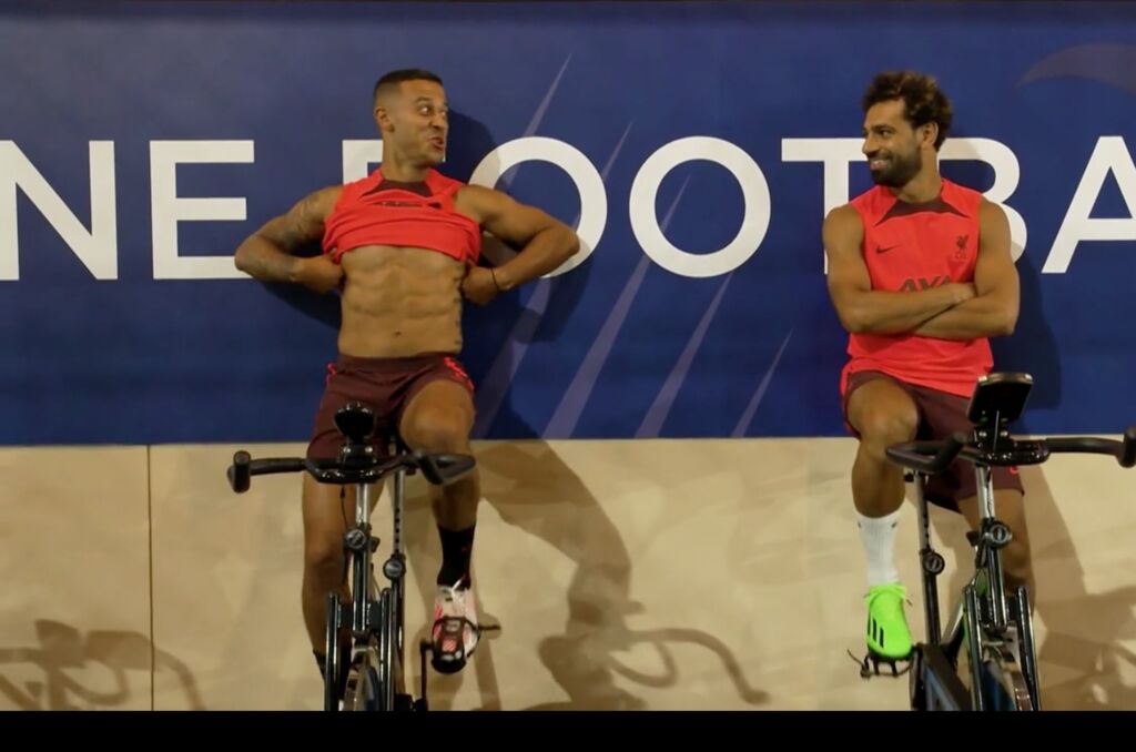 Ο Τιάγκο κοροϊδεύει τον Σαλάχ δείχνοντας τους δικούς του κοιλιακούς (pics)