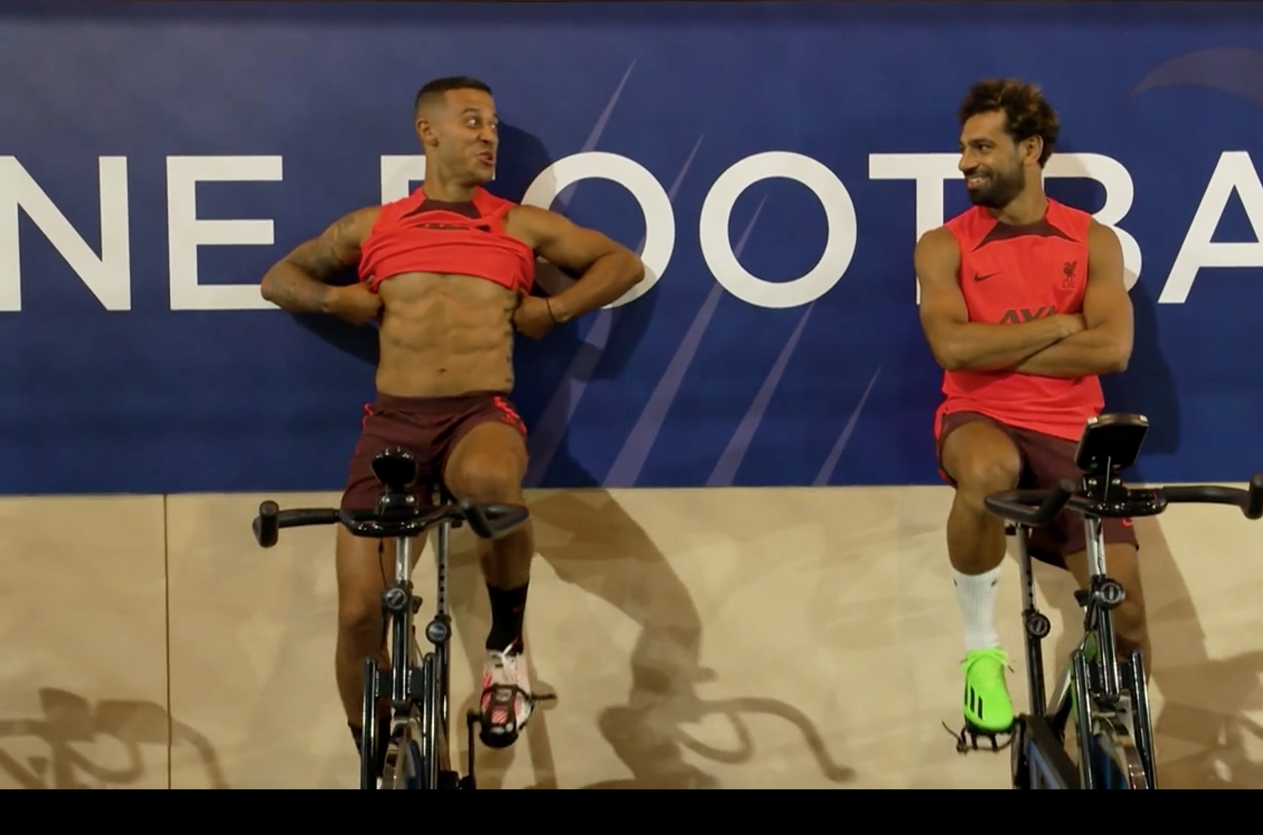 Ο Τιάγκο κοροϊδεύει τον Σαλάχ δείχνοντας τους δικούς του κοιλιακούς (pics)