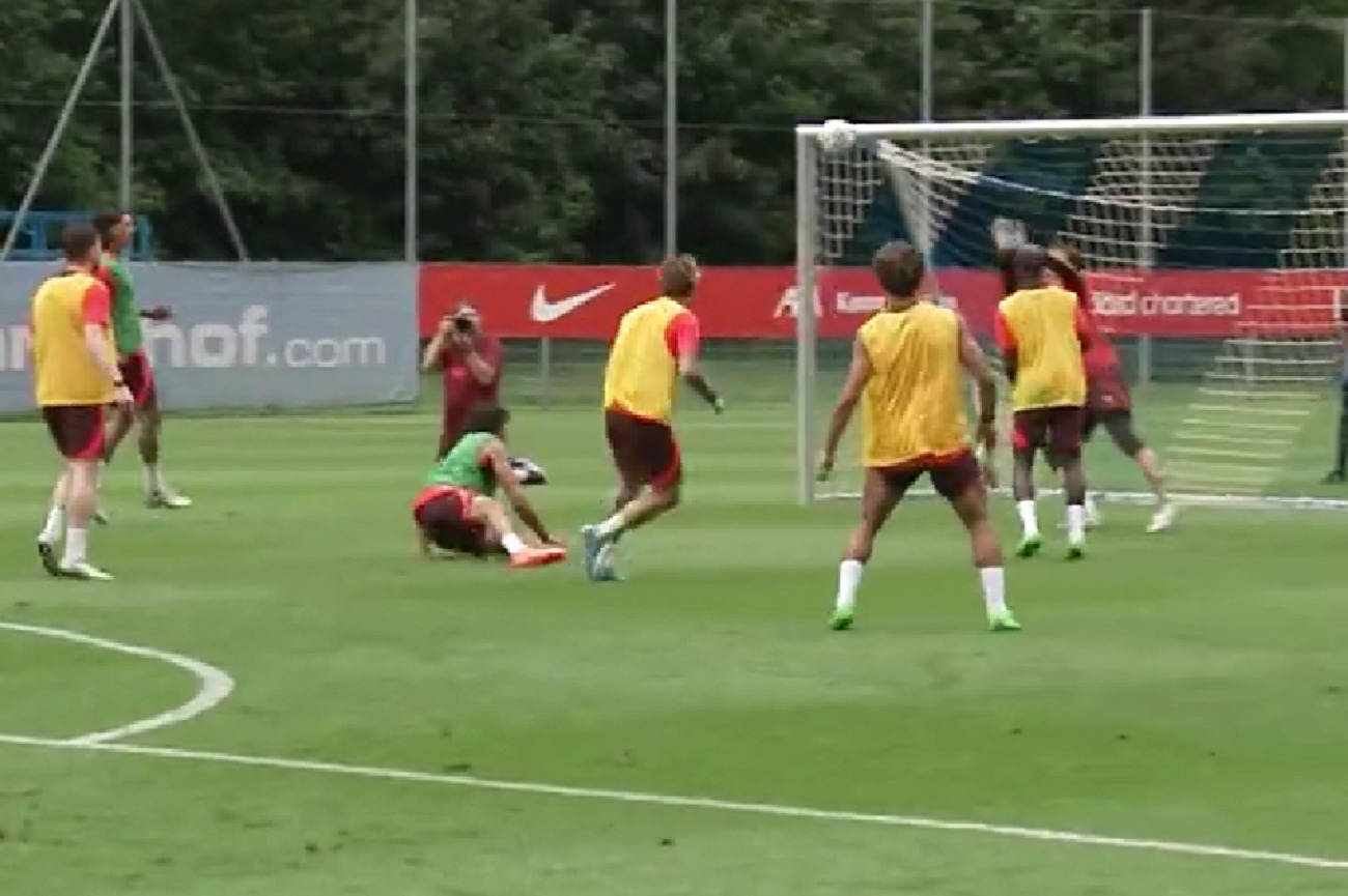 Παραλίγο να το «γράψει» ο Τσιμίκας, αλλά το δοκάρι είχε άλλη άποψη! (vid)