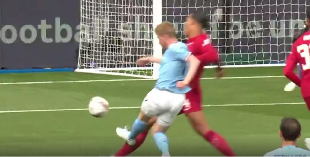 Ο Φαν Ντάικ και τα… πλοκάμια του σταμάτησαν τον Ντε Μπρούιν! (vid)