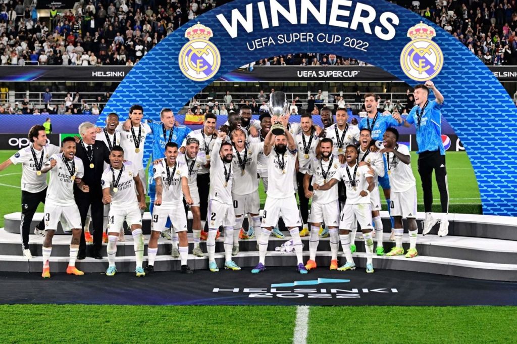 Η απονομή του Super Cup – Πρώτη κούπα που σηκώνει ως αρχηγός ο Μπενζεμά! (vid)