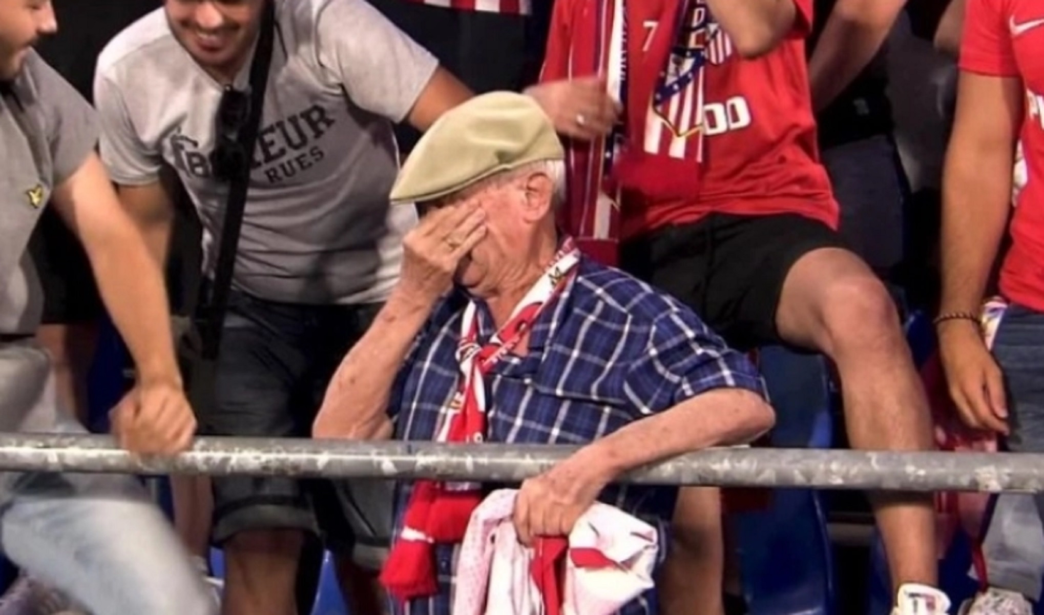 Ο Σαούλ έδωσε τη φανέλα του σε ηλικιωμένο κι εκείνος έβαλε τα κλάματα (vid)