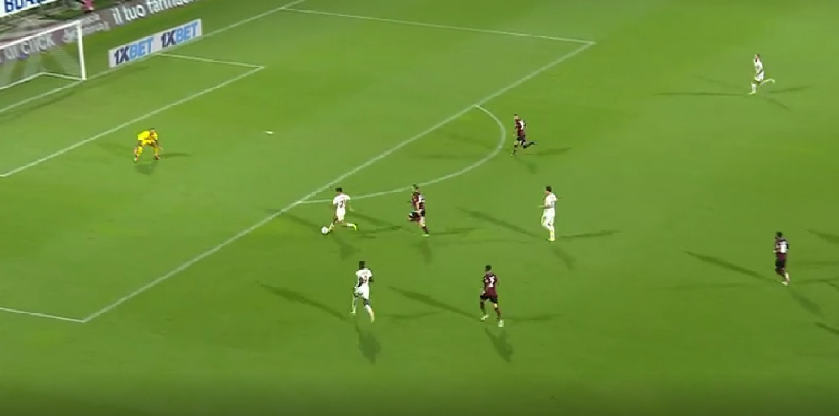 O Ντιμπάλα τους νίκησε όλους εκτός από το… δοκάρι! (vid)