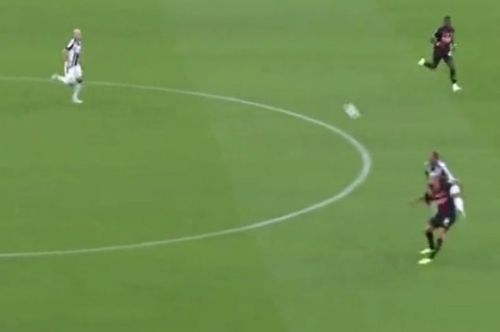 O 35αρης Ζιρού άφησε… κόκκαλο το Σαν Σίρο με το μαγικό κοντρόλ του (vid)