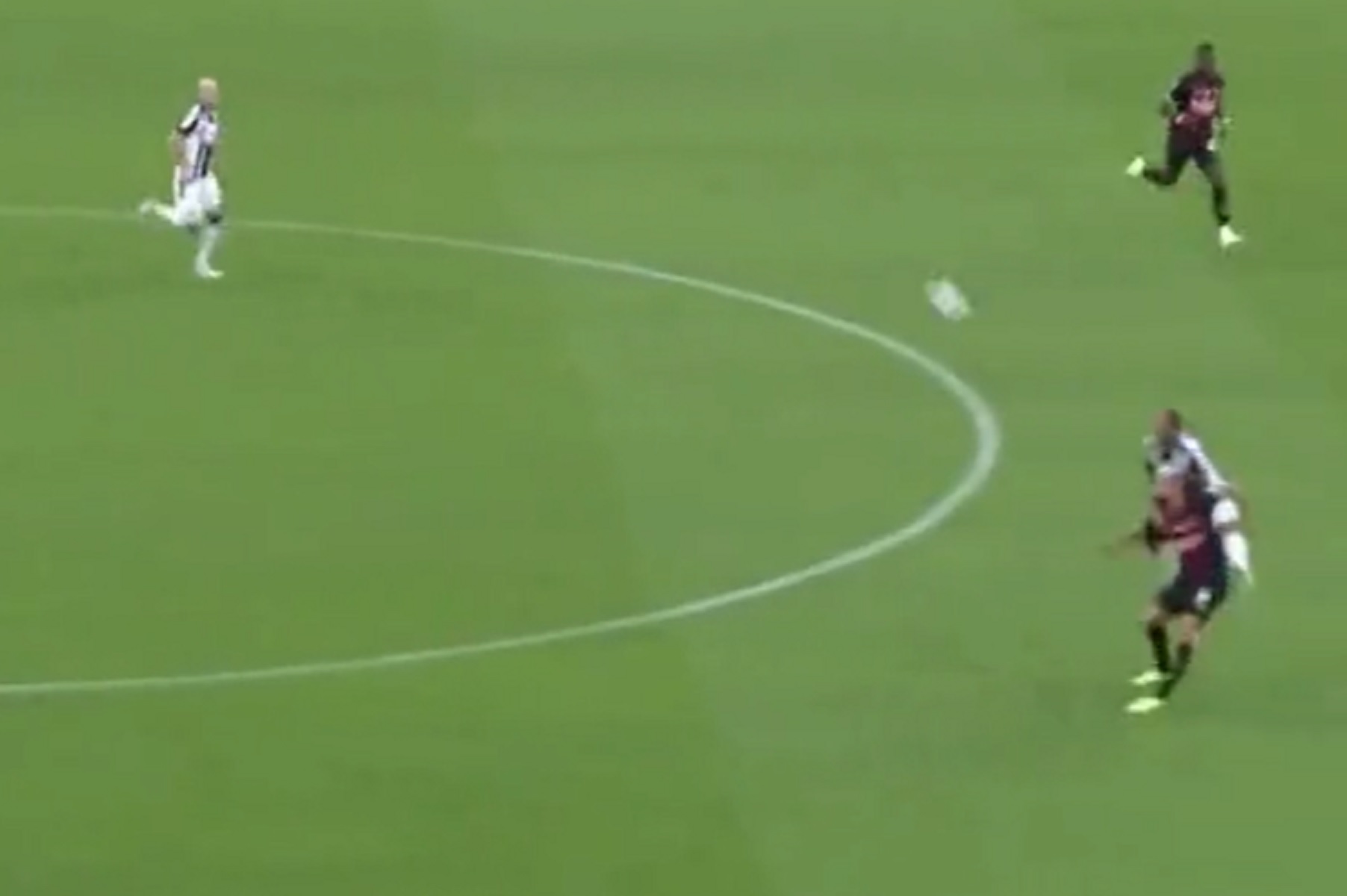 O 35αρης Ζιρού άφησε… κόκκαλο το Σαν Σίρο με το μαγικό κοντρόλ του (vid)