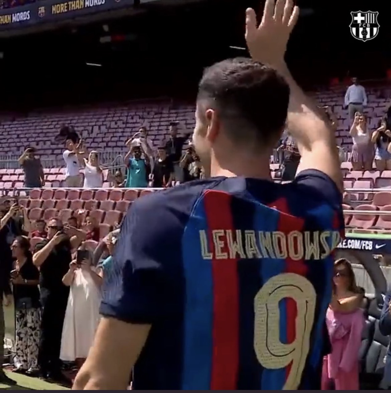 Χαμός στο «Καμπ Νου» για χάρη του Λεβαντόφσκι!