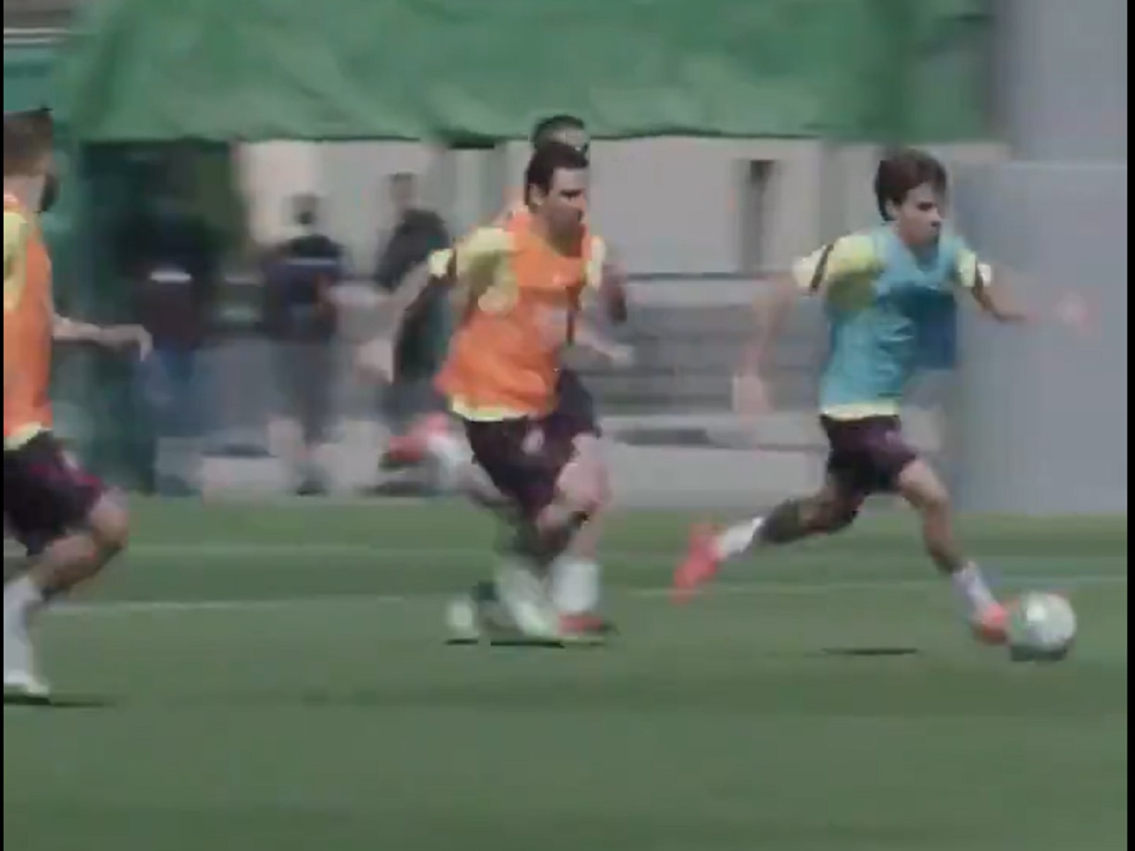 Όταν ο Μέσι μοίραζε… σακούλες χωρίς έλεος στις προπονήσεις της Μπαρτσελόνα (vid)
