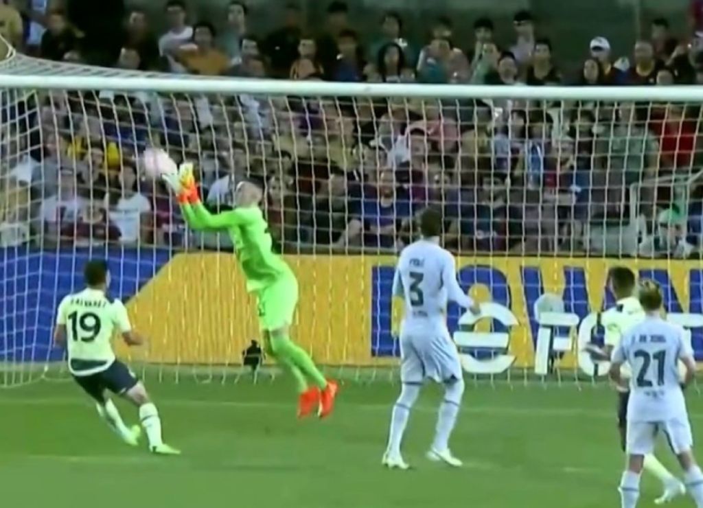 Επική γκάφα από τον γκολκίπερ της Μπαρτσελόνα – “Μανταλάκια” στα χέρια (vid)