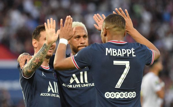 Η τριάδα της Παρί... τρομοκρατεί!