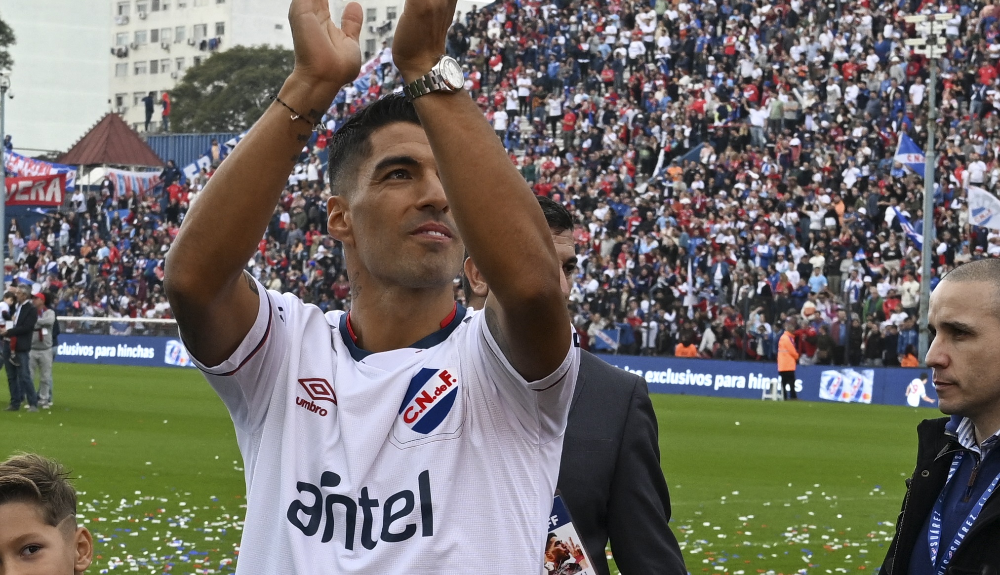 H… μισή Ουρουγουάη πήγε στην παρουσίαση του Σουάρες! (vid)