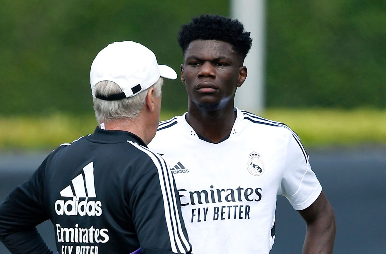 «Σκασμένος» ο Τσουαμενί, αλλά ο σενιόρ Αντσελότι είναι στο πλευρό του… (pic)