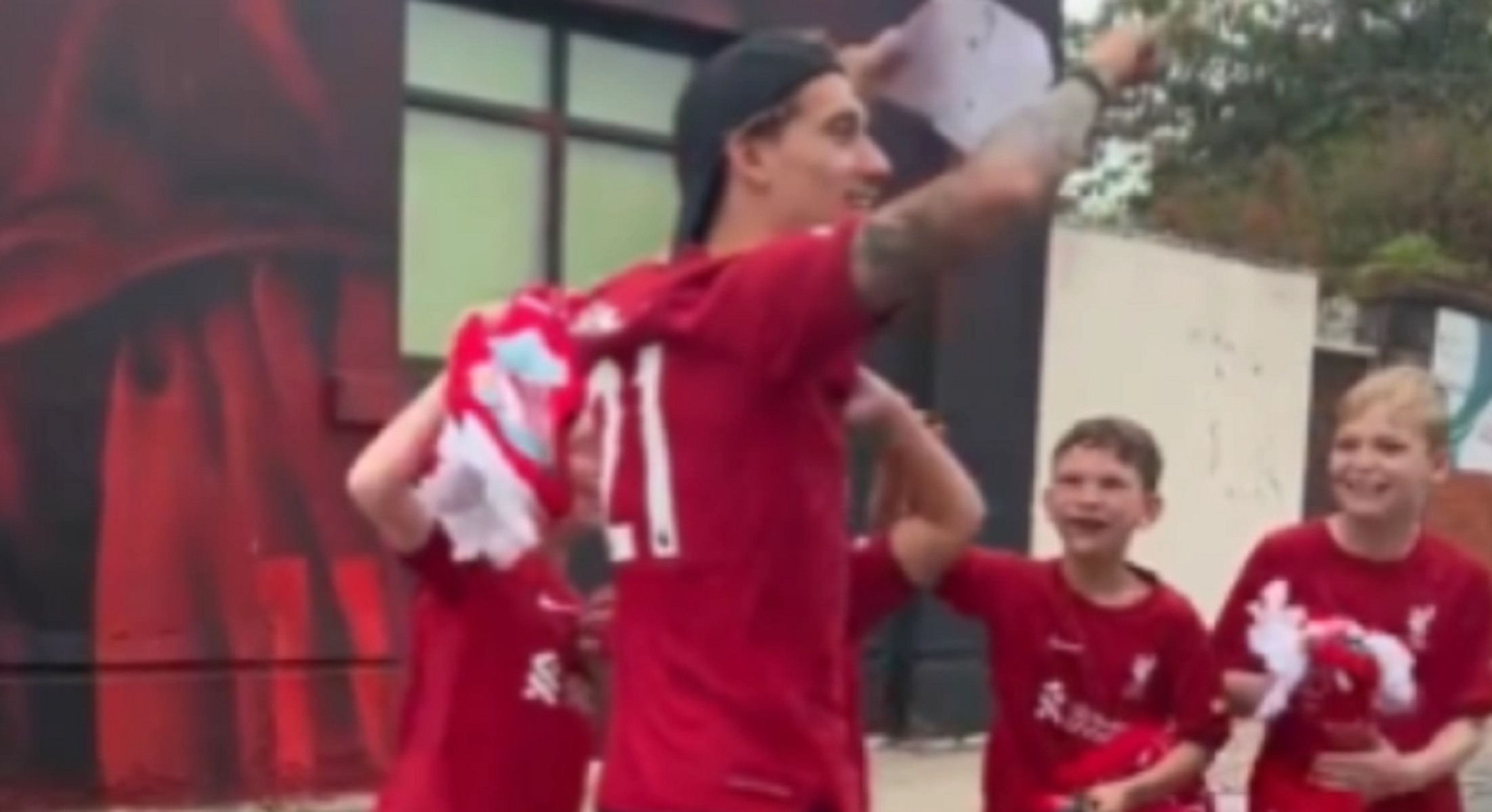 Τσιμίκας: Τρέλα στους δρόμους του Λίβερπουλ για τον Έλληνα άσσο (vid)