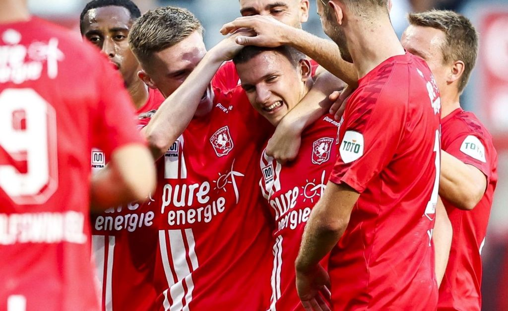 Όργια ο Τζόλης στην Ολλανδία – Με δυο του γκολάρες σφράγισε την πρόκριση της Τβέντε (vid)