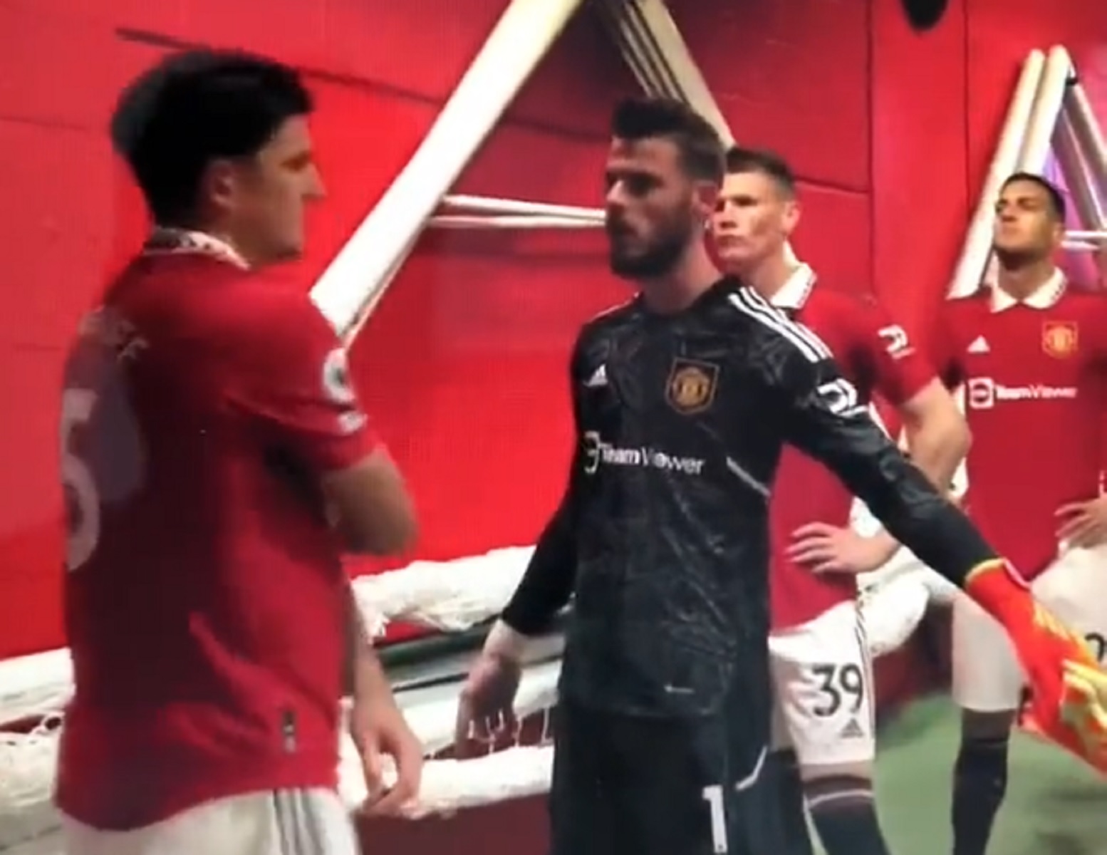 Αρχηγός να σου πετύχει ο Μαγκουάιρ – Μπέρδεψε τις πλευρές στη φυσούνα (vid)