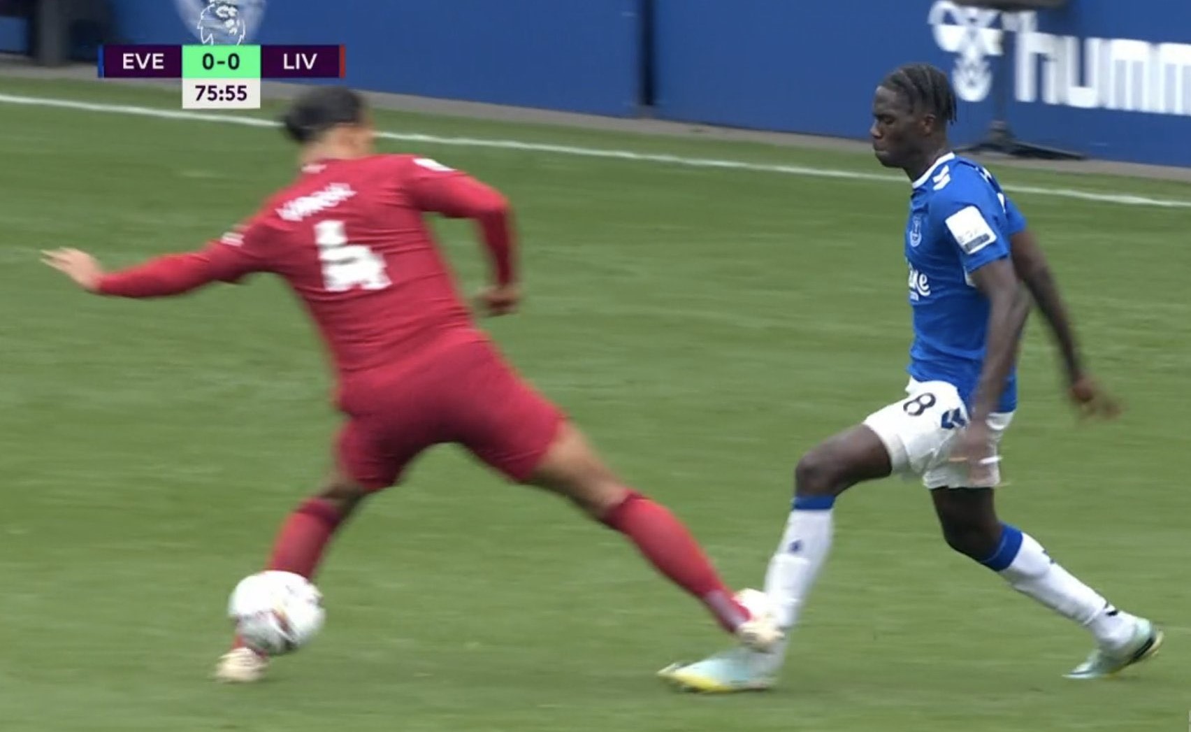 Ο Φαν Ντάικ πήγε να… κόψει την καριέρα στον Αμαντού – Δεν αποβλήθηκε ο Ολλανδός (vid)