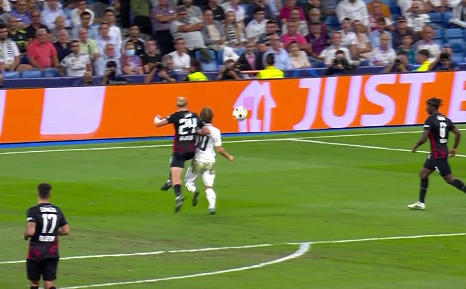 Ρεάλ – Λειψία: Σαν έφηβος παίζει ο Μόντριτς με άστοχο σουτ και παραλίγο… πέναλτι! (vid)