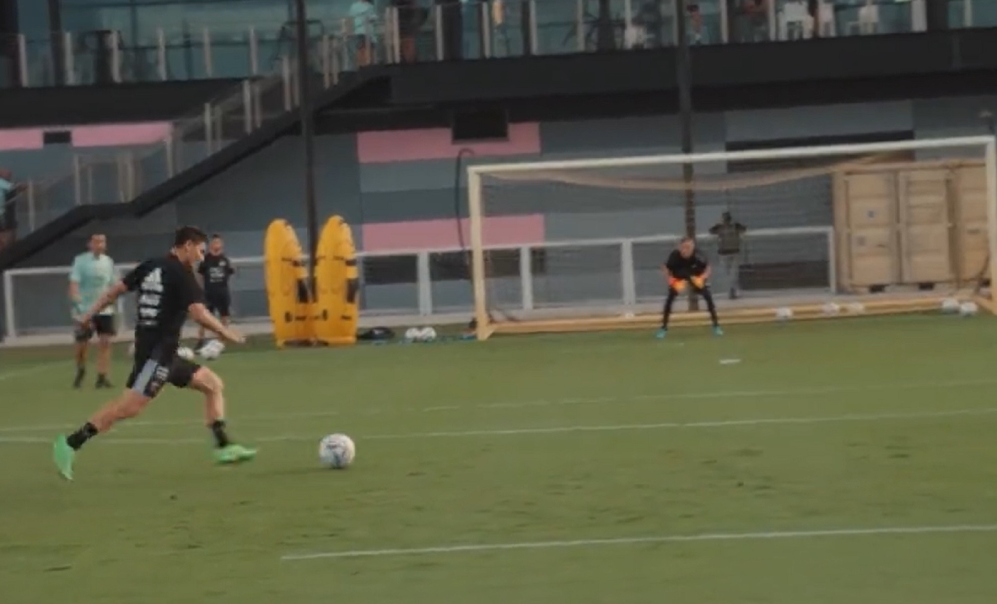 Ο Άλβαρεζ της Σίτι διδάσκει απλόχερα μαθήματα πλασέ (vid)