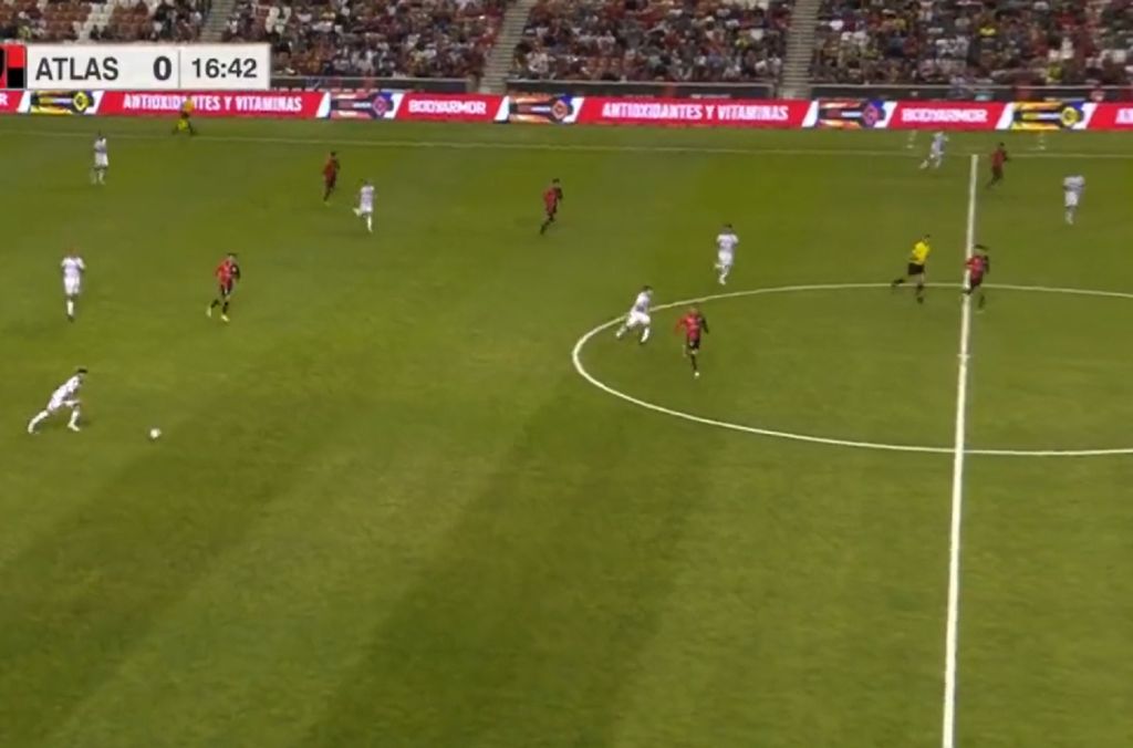 Aπίθανη γκολάρα στην Αμερική με σουτ πολύ… πολύ πίσω από τη σέντρα (vid)