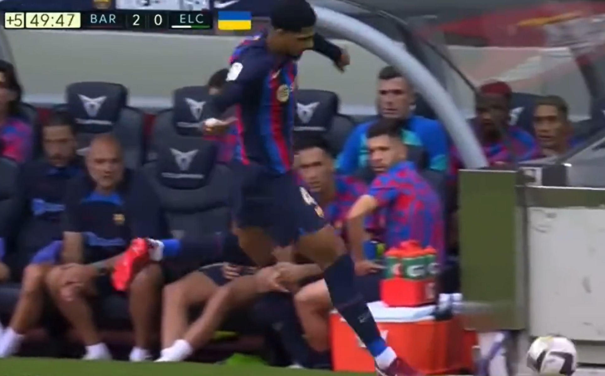 Αραούχο όπως Ντάνι Άλβες – Απέφυγε να πατήσει το σήμα της Μπαρτσελόνα (vid)