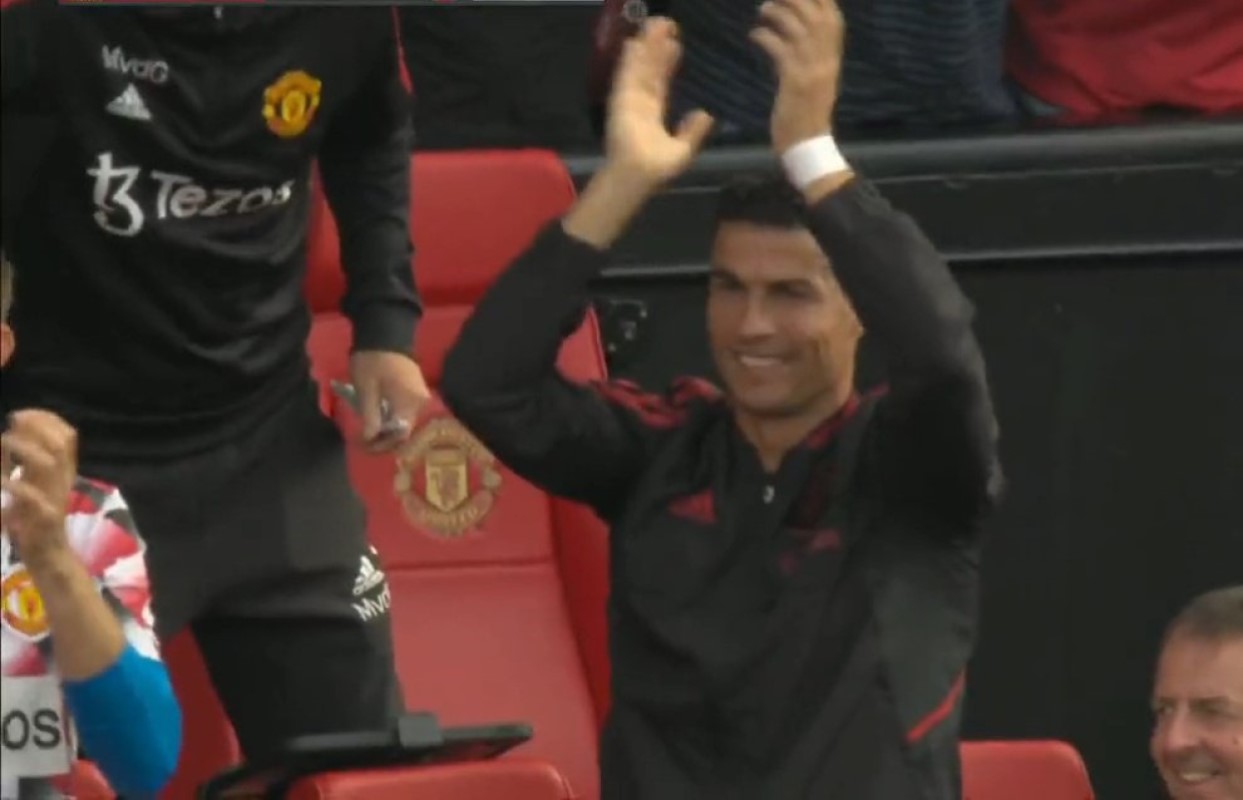 Ο Κριστιάνο κάνει… “κωλοτούμπα” – Πανηγυρισμοί και δημοσιεύσεις αγάπης προς την Γιουνάιτεντ (pic)