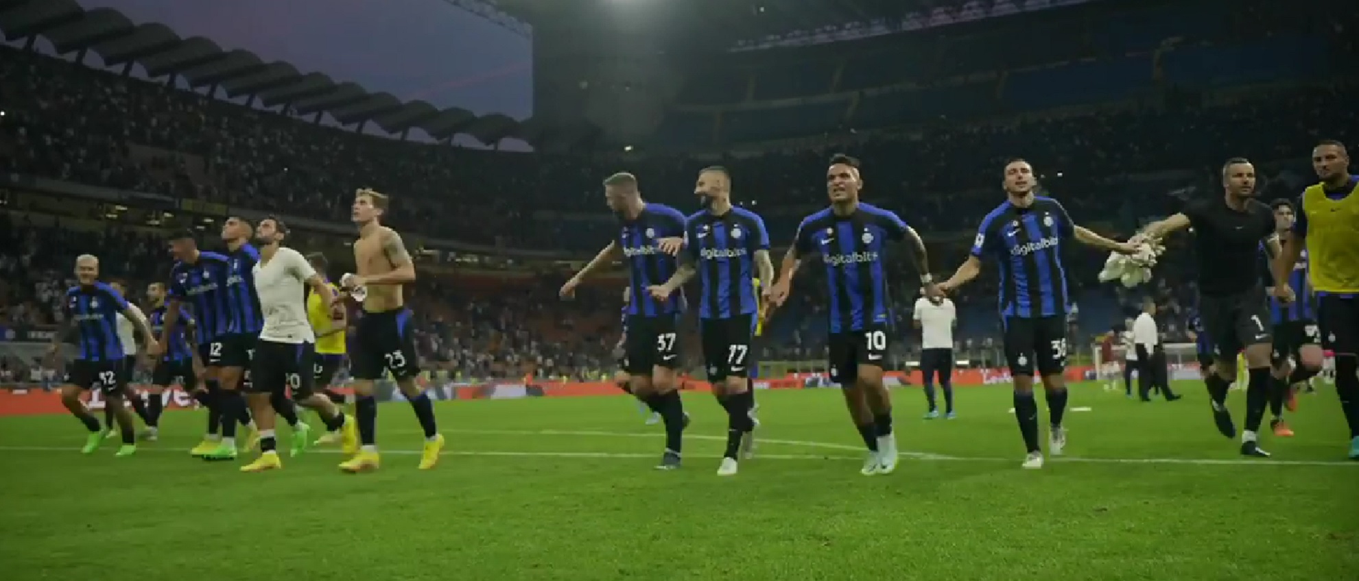 Το… τερμάτισε η Ίντερ στους πανηγυρισμούς: Μόνο σαμπάνιες δεν άνοιξαν οι «νερατζούρι»! (vid)