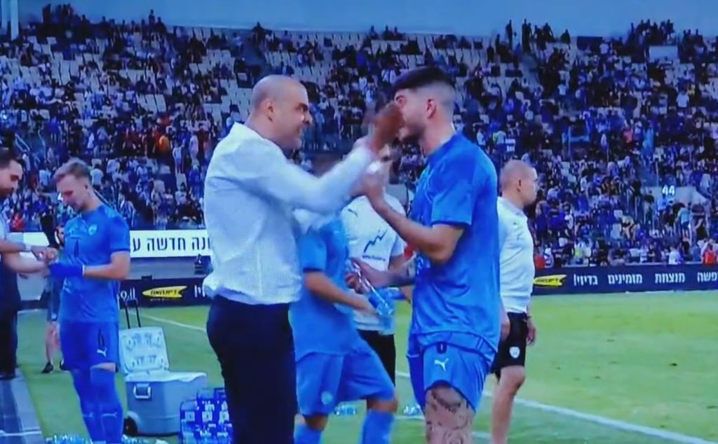 Απίστευτο χαστούκι σε ποδοσφαιριστή του ο προπονητής του Ισραήλ! (vid)