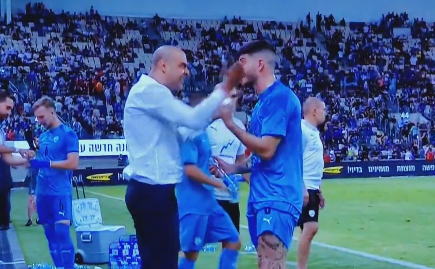 Απίστευτο χαστούκι σε ποδοσφαιριστή του ο προπονητής του Ισραήλ! (vid)