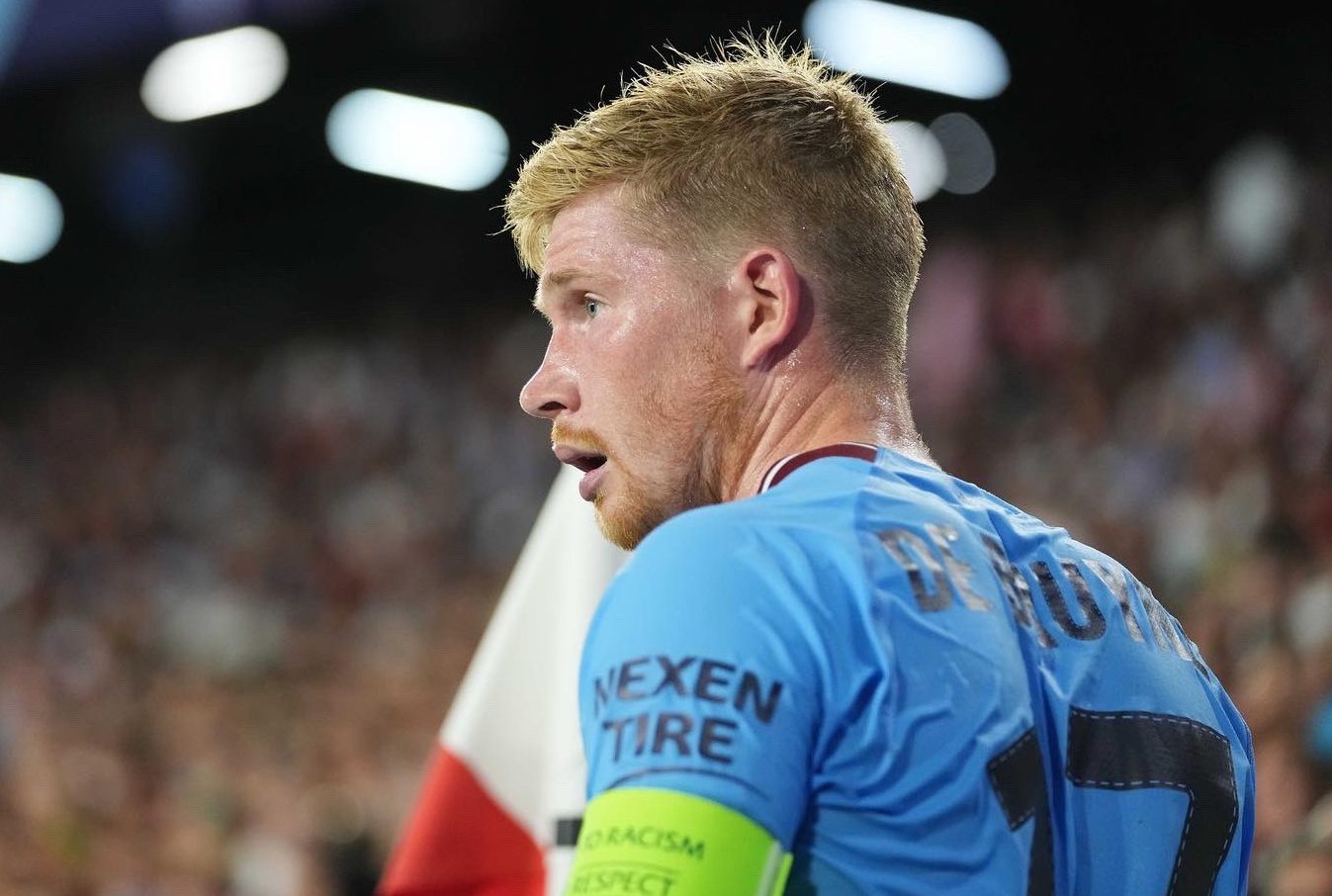 Ο Ντε Μπρούιν… πήρε την φανέλα από το “είδωλο” και στην Γιουνάιτεντ “κοιμούνται”!