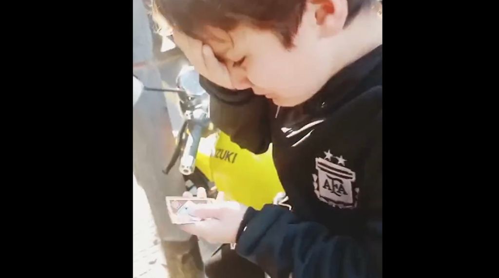 Πιτσιρικάς κλαίει με λυγμούς όταν βρίσκει τη κάρτα του Μέσι στη συλλογή Panini (vid)