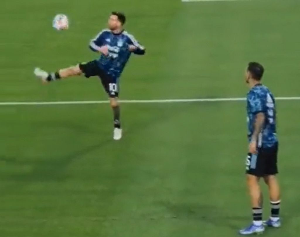 Ο Λιονέλ Μέσι απλά… μιλάει στην μπάλα (vid)
