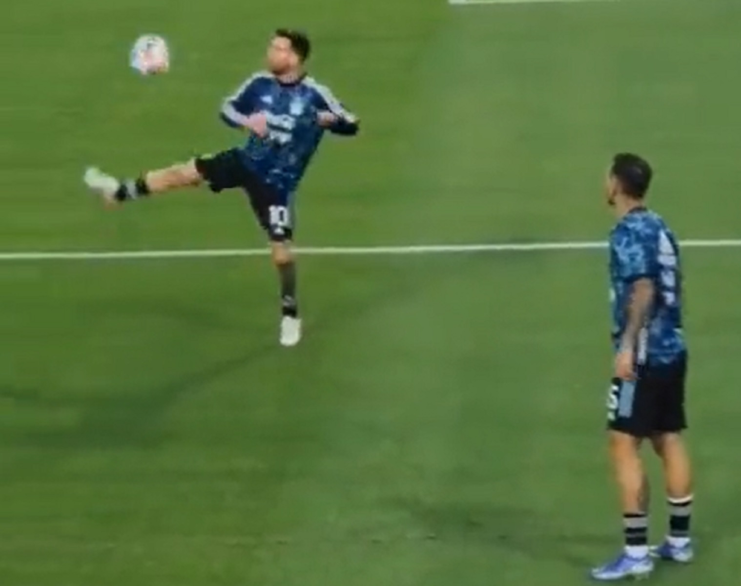 Ο Λιονέλ Μέσι απλά… μιλάει στην μπάλα (vid)