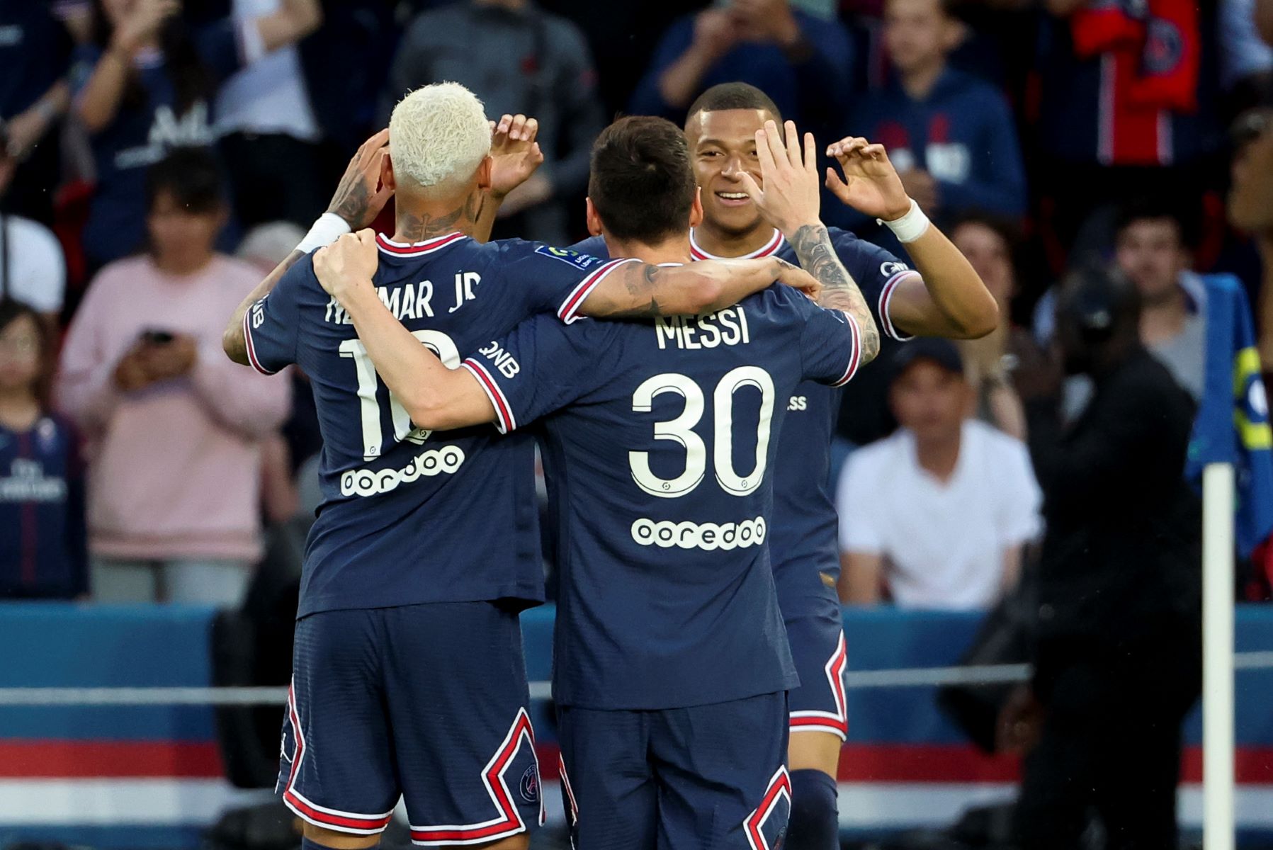 O δαιμόνιος Μέσι λατρεύει το… σερβίρισμα (vids)