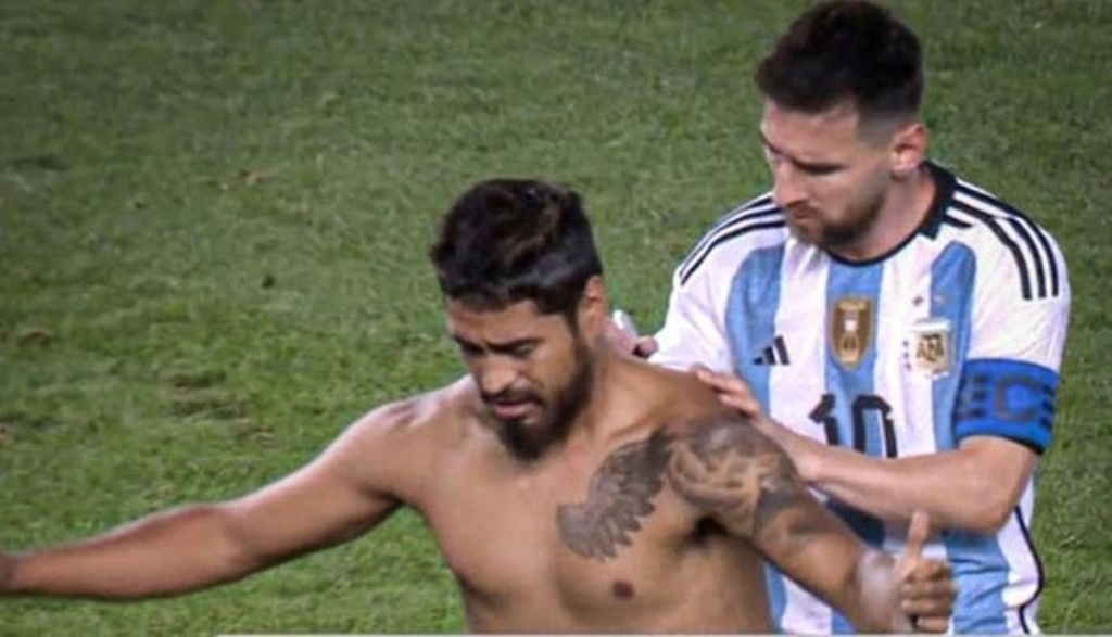 Παροξυσμός για Μέσι – Μάχη για αυτόγραφα και φωτογραφίες στον αγωνιστικό χώρο (vid)