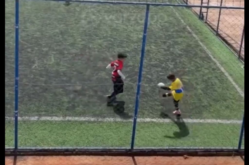 Μαγική ντρίμπλα από πιτσιρικά, τάκλιν όλο μίσος από τον αντίπαλό του (vid)