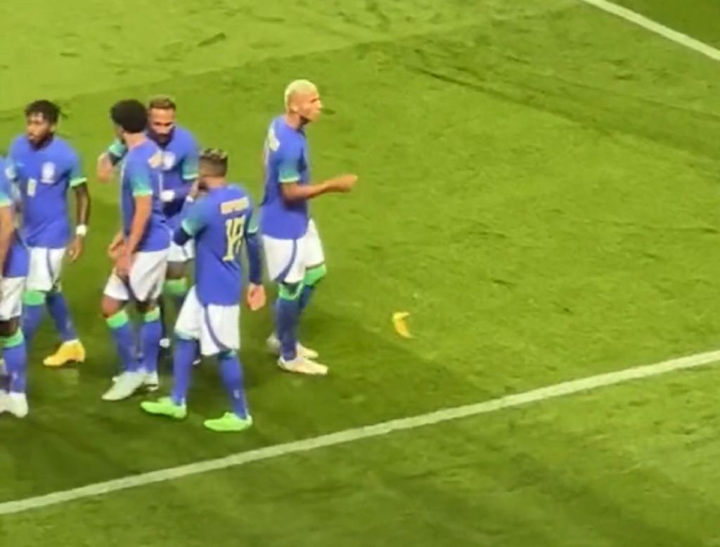 Ρατσισμός και καφρίλα δίχως τέλος – Πέταξαν μπανάνα στον Ριτσάρλισον (vid)