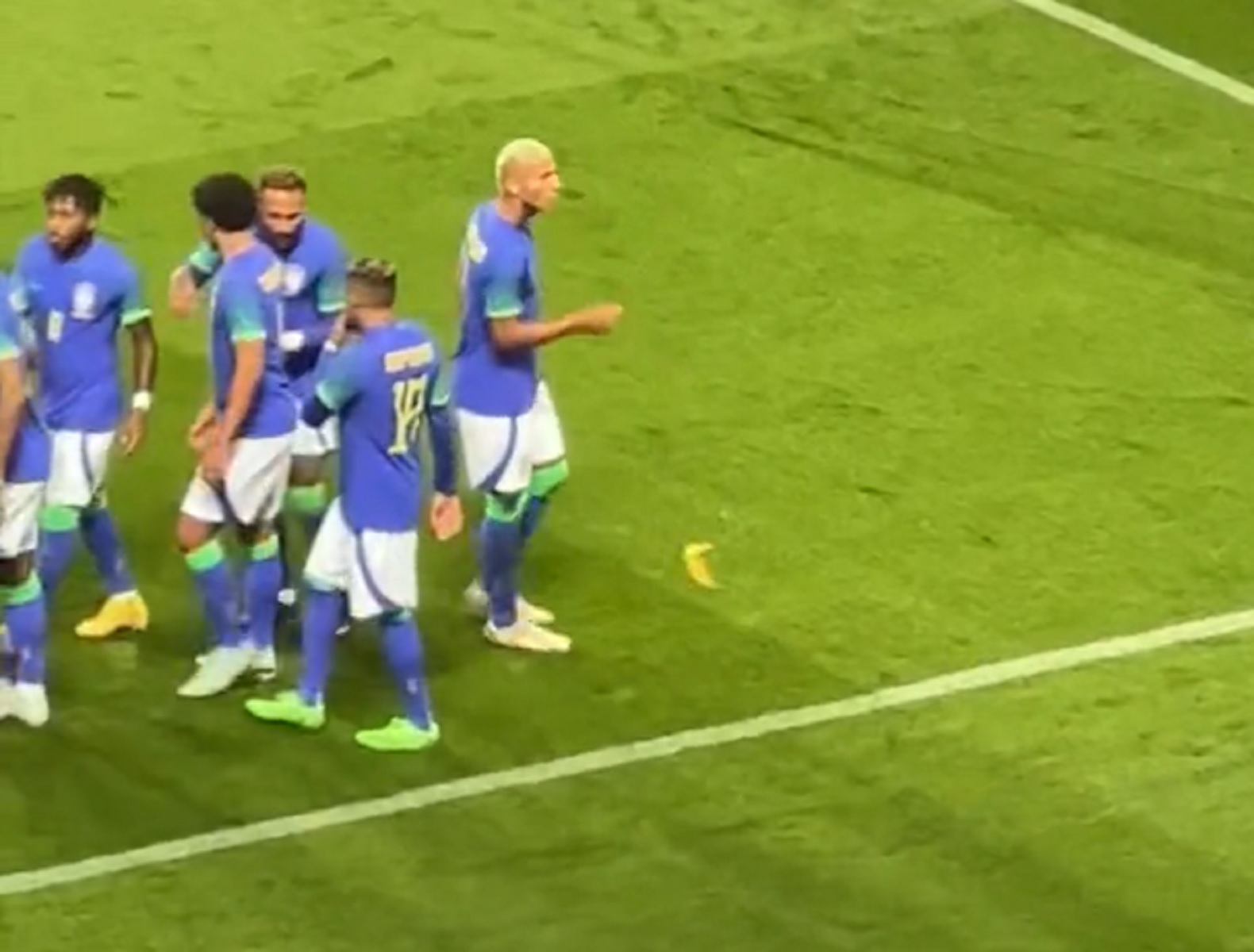 Ρατσισμός και καφρίλα δίχως τέλος – Πέταξαν μπανάνα στον Ριτσάρλισον (vid)