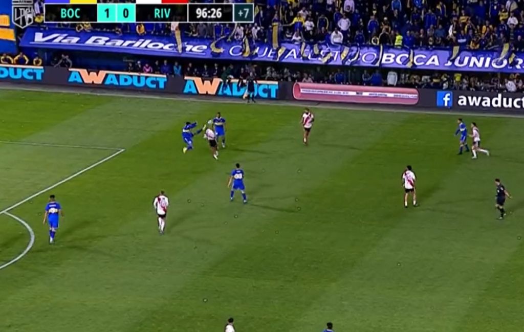 O εγκληματικός Ρόχο πήγε με τις τάπες στο κεφάλι αντιπάλου του (vid)