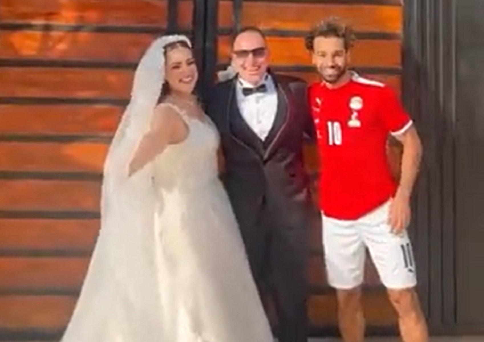 O Σαλάχ έκανε έκπληξη σε νεόνυμφους και το Instagram της Αιγύπτου… έπεσε (vid)