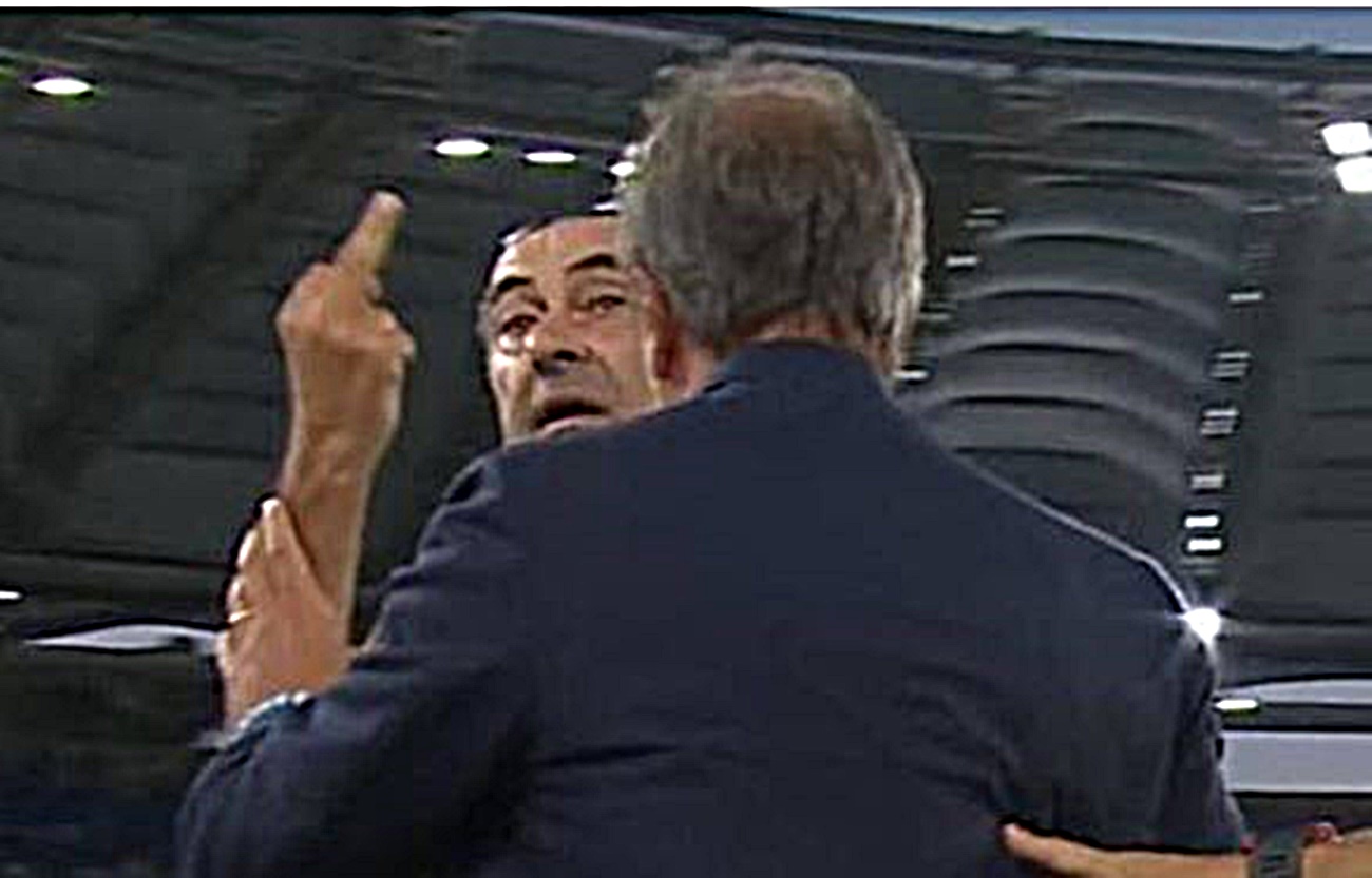 Εκτός εαυτού ο Σάρι με άσεμνη χειρονομία στο επιτελείο της Βερόνα! (vid)