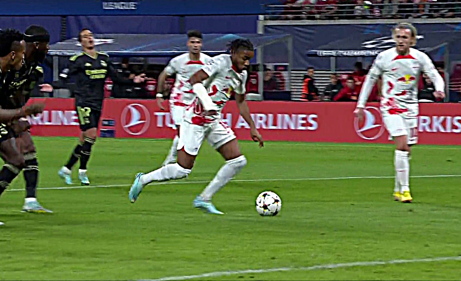 Η Ρεάλ δεν έχει εμφανιστεί ακόμα στη Λειψία – Σούπερ «παστέλι» Νκουνκού! (vids)